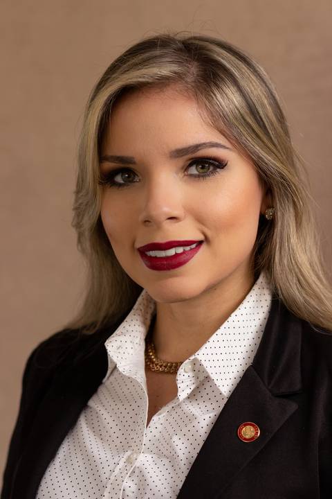 retrato profissional corporativo da advogada Thais Saturnino para redes sociais'