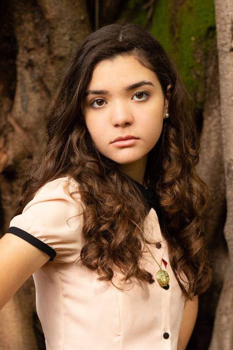 Ensaio retrato de 15 anos com fundo natural arvores ar livre '
