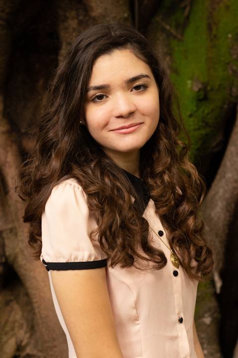 Ensaio retrato de 15 anos com fundo natural arvores ar livre '