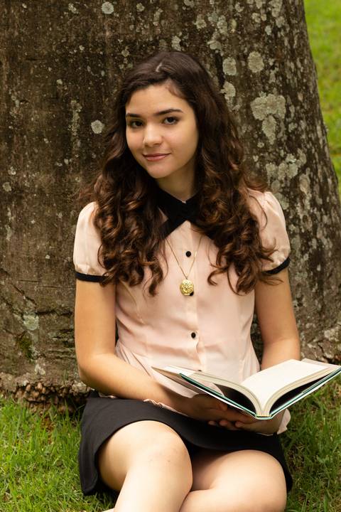 Ensaio retrato de 15 anos com fundo natural arvores ar livre '