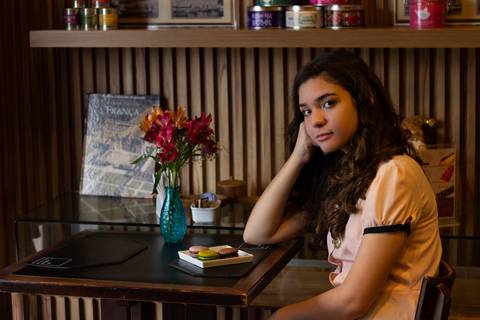 Ensaio retrato de 15 anos em um café cafeteria'
