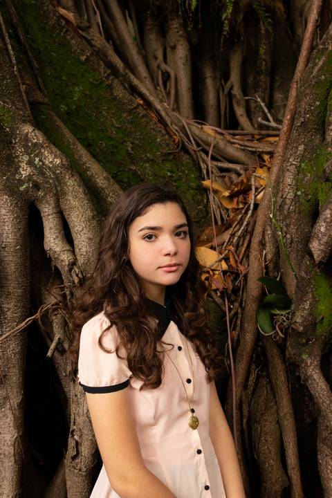 Ensaio retrato de 15 anos com fundo natural arvores ar livre '