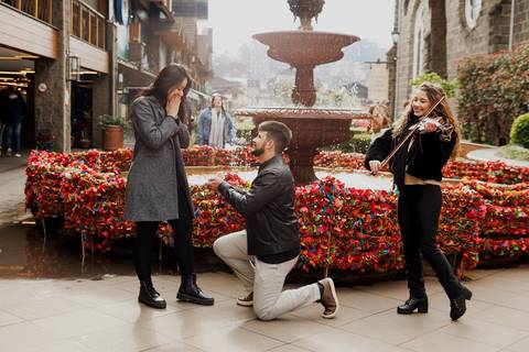 Pedido de casamento em gramado fonte do amor eterno gramadobook ensaio fotos barato prime gourmet fotografo noivado prime gourmet Ensaio Fotografico promocional promoção violinista'
