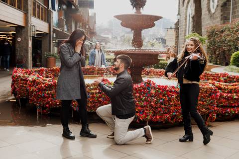 Pedido de casamento em gramado fonte do amor eterno gramadobook ensaio fotos barato prime gourmet fotografo noivado prime gourmet Ensaio Fotografico promocional promoção violinista'