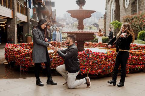 Pedido de casamento em gramado fonte do amor eterno gramadobook ensaio fotos barato prime gourmet fotografo noivado prime gourmet Ensaio Fotografico promocional promoção violinista'