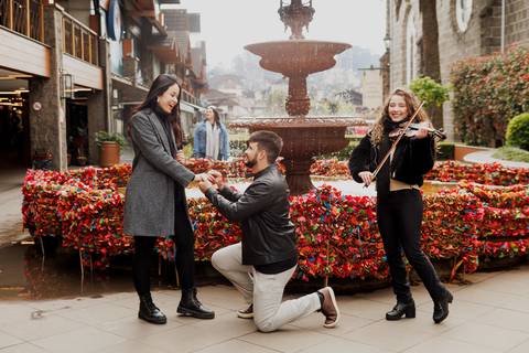 Pedido de casamento em gramado fonte do amor eterno gramadobook ensaio fotos barato prime gourmet fotografo noivado prime gourmet Ensaio Fotografico promocional promoção violinista'