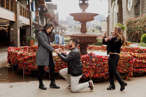 Pedido de casamento em gramado fonte do amor eterno gramadobook ensaio fotos barato prime gourmet fotografo noivado prime gourmet Ensaio Fotografico promocional promoção violinista'