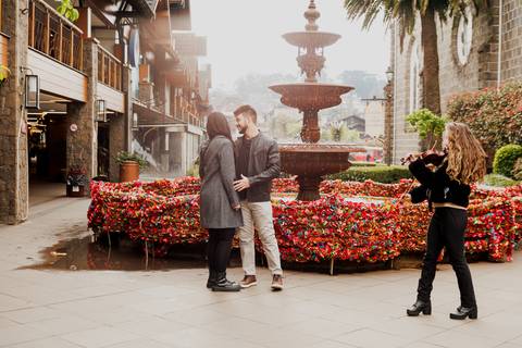 Pedido de casamento em gramado fonte do amor eterno gramadobook ensaio fotos barato prime gourmet fotografo noivado'