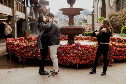 Pedido de casamento em gramado fonte do amor eterno gramadobook ensaio fotos barato prime gourmet fotografo noivado prime gourmet Ensaio Fotografico promocional promoção violinista'