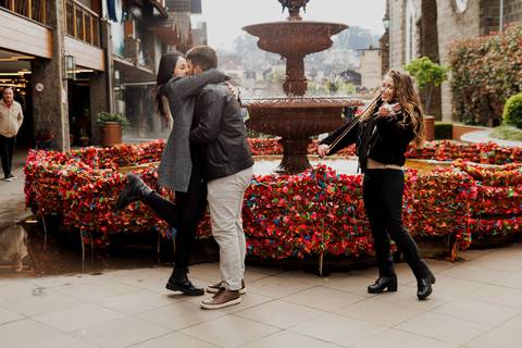 Pedido de casamento em gramado fonte do amor eterno gramadobook ensaio fotos barato prime gourmet fotografo noivado prime gourmet Ensaio Fotografico promocional promoção violinista'
