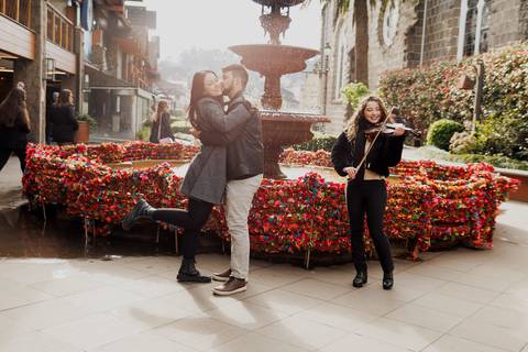 Pedido de casamento em gramado fonte do amor eterno gramadobook ensaio fotos barato prime gourmet fotografo noivado prime gourmet Ensaio Fotografico promocional promoção violinista'