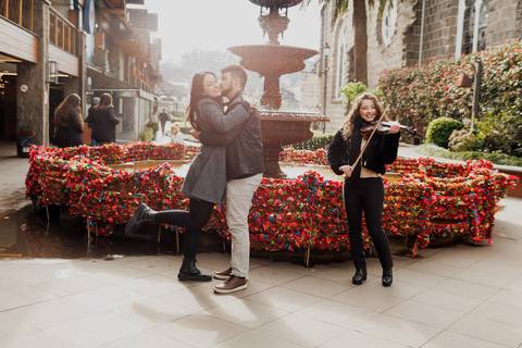 Pedido de casamento em gramado fonte do amor eterno gramadobook ensaio fotos barato prime gourmet fotografo noivado prime gourmet Ensaio Fotografico promocional promoção violinista'