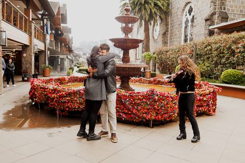 Pedido de casamento em gramado fonte do amor eterno gramadobook ensaio fotos barato prime gourmet fotografo noivado'