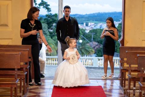 filha do casal entra com alianças em putangui '