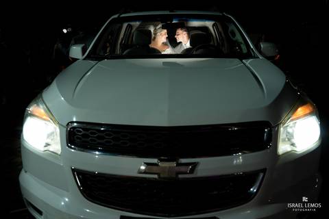 foto no carro da noiva em pitangui '