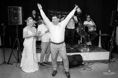 noivo e padrinho quebram tudo no casamento Pitangui'