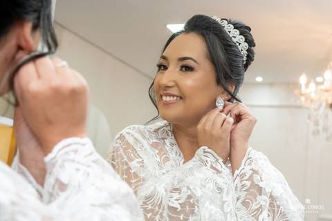 colocando o brinco a noiva'