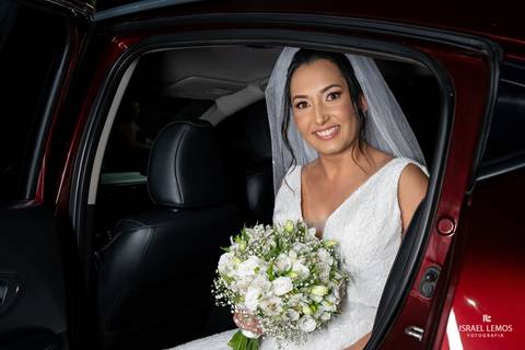 noiva saindo do carro '