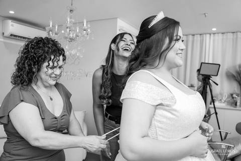 noiva se arrumando com fotos lindas foto fotografo de bom despacho Israel lemos fotografo em bom despacho'