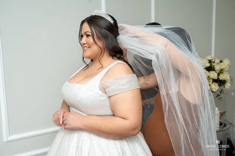 noiva se arrumando com fotos lindas foto fotografo de bom despacho Israel lemos fotografo em bom despacho'
