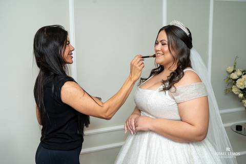 noiva se arrumando com fotos lindas foto fotografo de bom despacho Israel lemos fotografo em bom despacho'