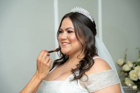 noiva se arrumando com fotos lindas foto fotografo de bom despacho Israel lemos fotografo em bom despacho'