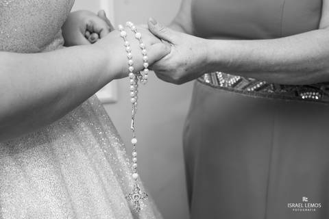 noiva se arrumando com fotos lindas foto fotografo de bom despacho Israel lemos fotografo em bom despacho'