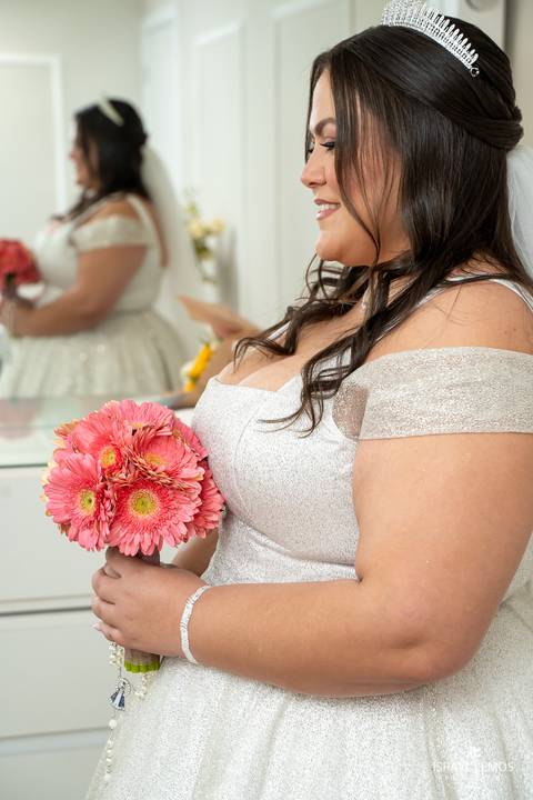 noiva se arrumando com fotos lindas foto fotografo de bom despacho Israel lemos fotografo em bom despacho'