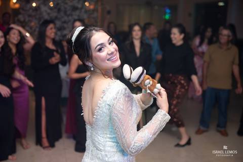 noiva joga buque e faz a festa'