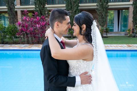Ótimo profissional, desde o atendimento até a entrega das fotos e vídeos. Fiquei muito emocionada com cada detalhe que ele teve o cuidado de registrar. Israel Lemos fotografo no rio'