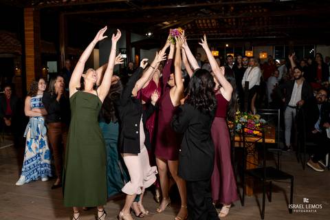 noiva jogando buque em Divinópolis '