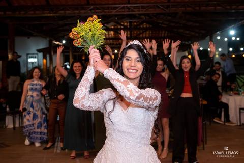 noiva jogando buque em Divinópolis '