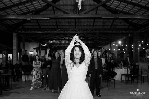 noiva jogando buque em Divinópolis '