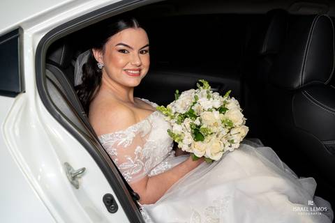 noiva saindo do carro '