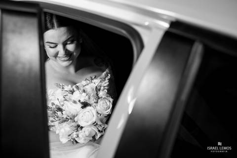 noiva saindo do carro em bom despacho'