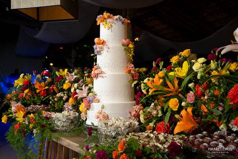 bolo de festa em Mateus Leme'