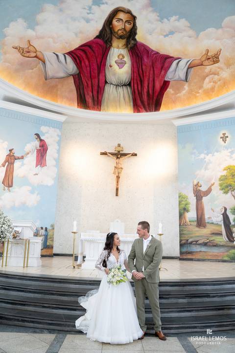 Roma, a Cidade Eterna . Uma maravilha urbana cuja espinha dorsal artística e histórica a torna um dos destinos mais desejados do turismo mundial. O que torna esta cidade tão única é a oportunidade real de percorrer infinitas versões passadas de Roma. Trop'