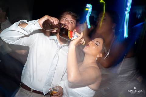 noivos ficam loucos em festa de casamento em para de minas'