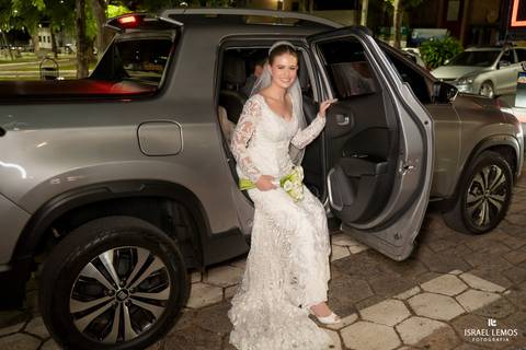 noiva saindo do carro'