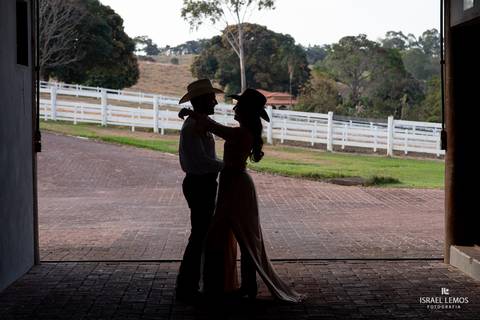 ensaio fotografico de casal em para de minas com haras e cavalo fotos pelo fotografo de casamento israel lemos'