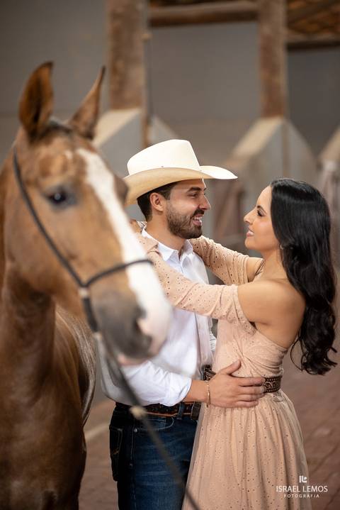 ensaio fotografico de casal em para de minas com haras e cavalo fotos pelo fotografo de casamento israel lemos'