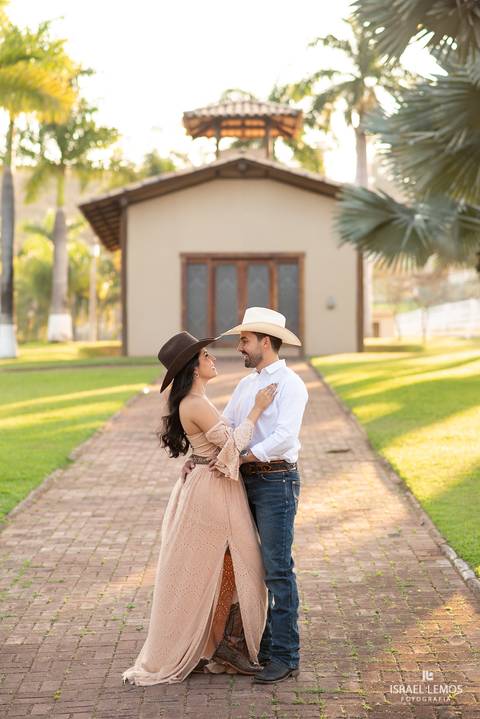 ensaio fotografico de casal em para de minas com haras e cavalo fotos pelo fotografo de casamento israel lemos'