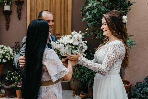 elopement wedding casamento a dois em sao paulo sitio sao jorge sao bernardo do campo votos noivos fotografo de casamento de dia diurno decoracao rustica paleta verde e branca casamento buque da noiva '