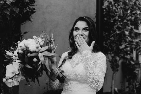 elopement wedding casamento a dois em sao paulo sitio sao jorge sao bernardo do campo votos noivos fotografo de casamento de dia diurno decoracao rustica paleta verde e branca casamento buque da noiva '