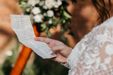 elopement wedding casamento a dois em sao paulo sitio sao jorge sao bernardo do campo votos noivos fotografo de casamento de dia diurno decoracao rustica paleta verde e branca casamento buque da noiva '