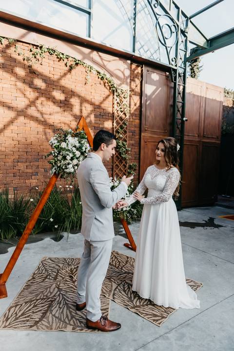 elopement wedding casamento a dois em sao paulo sitio sao jorge sao bernardo do campo votos noivos fotografo de casamento de dia diurno decoracao rustica paleta verde e branca casamento buque da noiva '