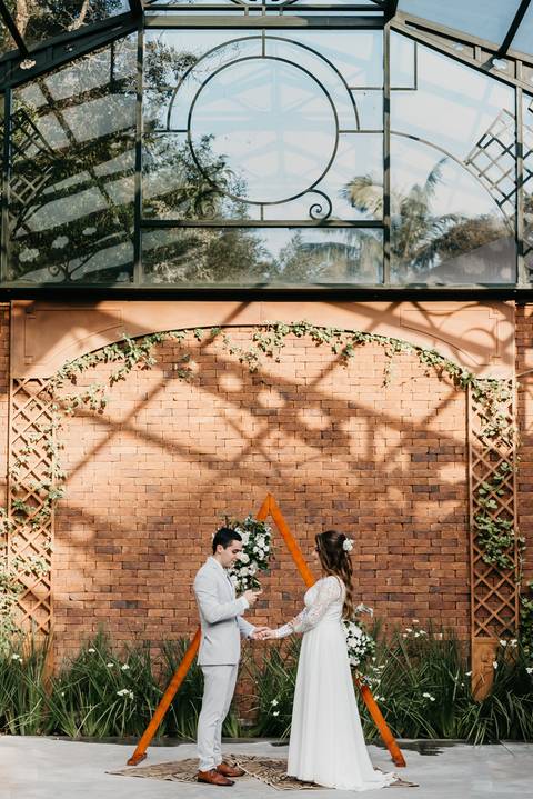elopement wedding casamento a dois em sao paulo sitio sao jorge sao bernardo do campo votos noivos fotografo de casamento de dia diurno decoracao rustica paleta verde e branca casamento buque da noiva '