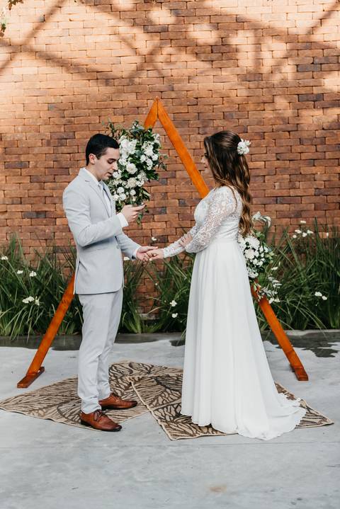 elopement wedding casamento a dois em sao paulo sitio sao jorge sao bernardo do campo votos noivos fotografo de casamento de dia diurno decoracao rustica paleta verde e branca casamento buque da noiva '