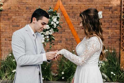 elopement wedding casamento a dois em sao paulo sitio sao jorge sao bernardo do campo votos noivos fotografo de casamento de dia diurno decoracao rustica paleta verde e branca casamento buque da noiva '
