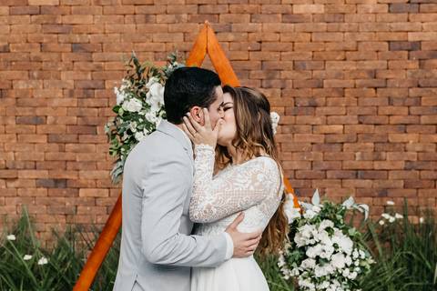 elopement wedding casamento a dois em sao paulo sitio sao jorge sao bernardo do campo votos noivos fotografo de casamento de dia diurno decoracao rustica paleta verde e branca casamento buque da noiva '